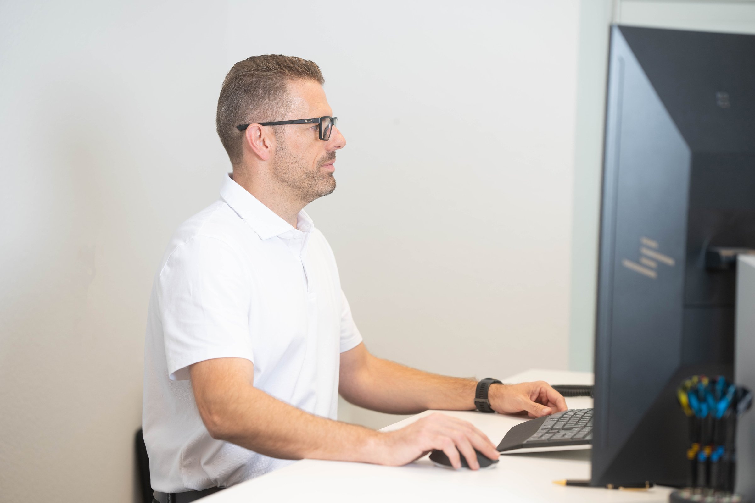 Geschäftsführer Stefan Schumacher am Arbeitsplatz.